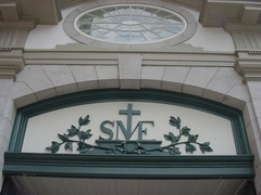Inscription surmontant la porte cochère de la Cour du Vieux-Séminaire Inscription surmontant la porte cochère de la Cour du Vieux-Séminaire